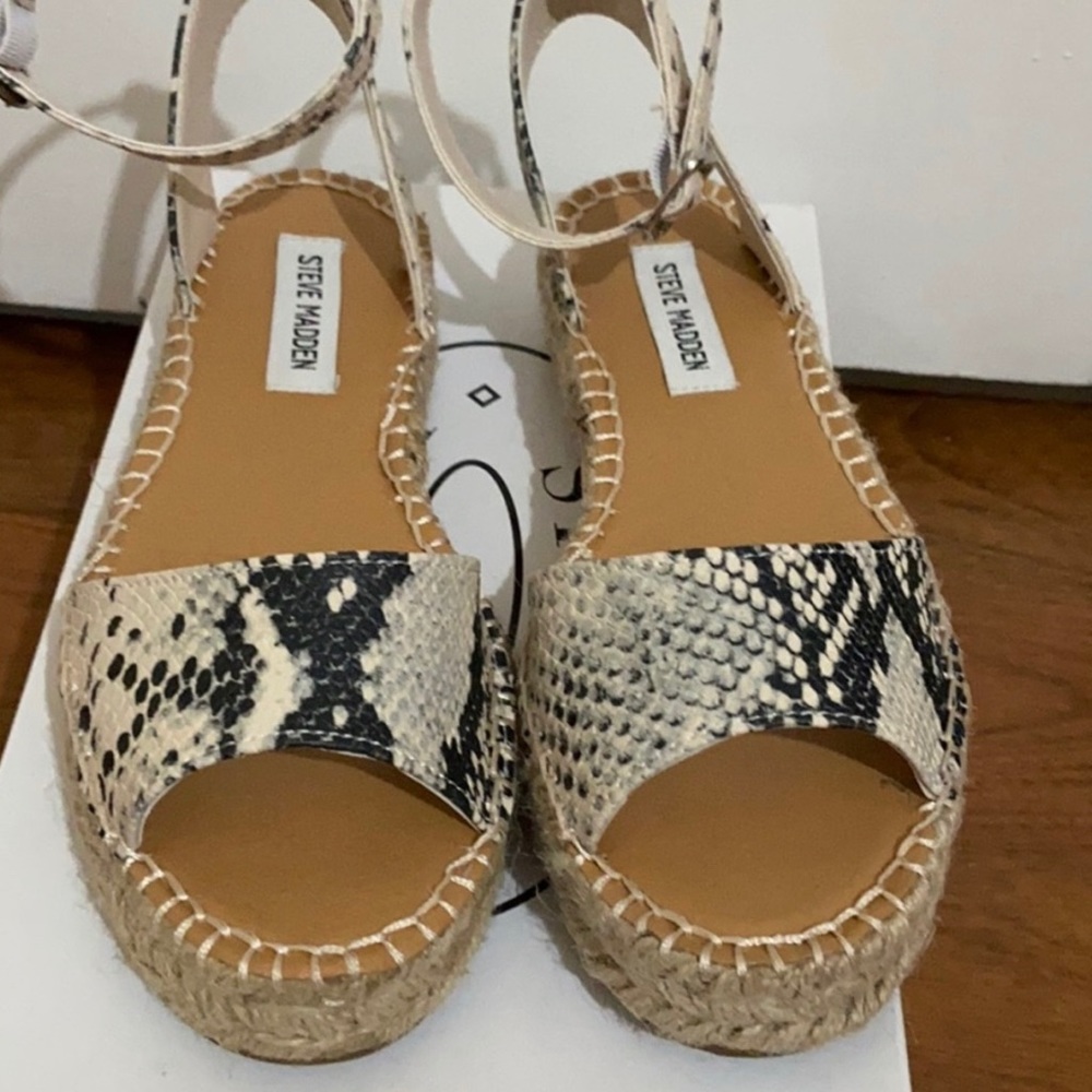 Steve Madden Irys Natural Snake sz 6.5